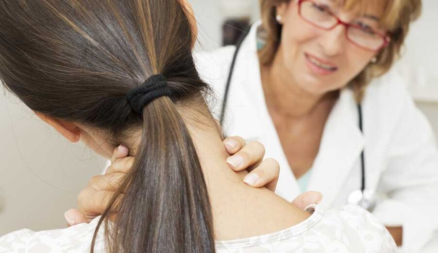 Un medico esamina un paziente affetto da osteocondrosi