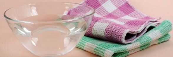 Asciugamano inumidito per comprimere l'osteocondrosi cervicale